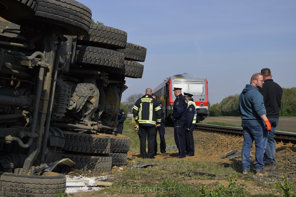 Schwerer VU LKW Zug Bergheim Kenten Koelnerstr P231.JPG - Miklos Laubert